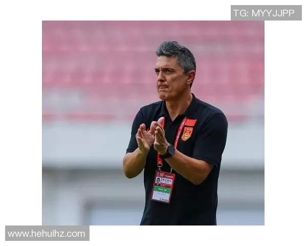 国足主帅亲自深入基层选拔新人 现场引发球迷围观热烈反响